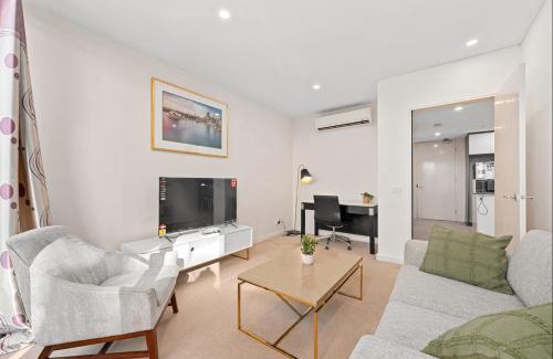 Lyneham Apartment | Spacious 3-Bedroom Apartment with Lifestyle Amenities Lyneham