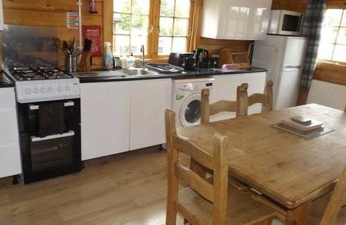 Offenham Cabin | Spacious 3 bedroom cabin at Avonvale Holiday Lodge