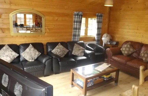 Offenham House | Spacious 3 bedroom cabin at Avonvale Holiday Lodge