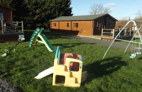 Offenham House | Spacious 3 bedroom cabin at Avonvale Holiday Lodge