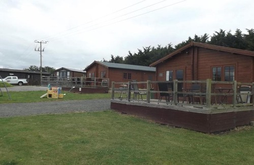 Offenham House | Spacious 3 bedroom cabin at Avonvale Holiday Lodge