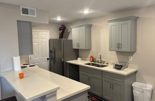 Kenner - Louis Armstrong International Airport Apartment | Spacious 3-bedroom corporate apartment with WiFi, AC in lovely Kenner