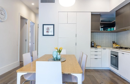 Carlton House | Spacious 3-bedroom deluxe Carlton townhouse. Free Parking. Pet Friendly.