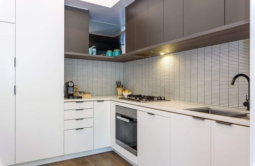 Carlton House | Spacious 3-bedroom deluxe Carlton townhouse. Free Parking. Pet Friendly.