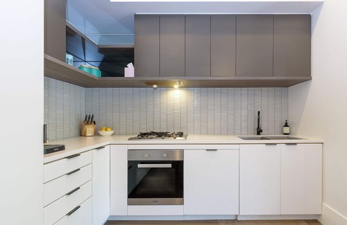 Carlton House | Spacious 3-bedroom deluxe Carlton townhouse. Free Parking. Pet Friendly.