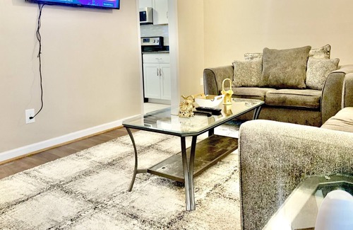 Greensboro House | SPACIOUS 3 bedroom Family Townhome Getaway