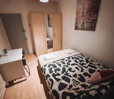 Larkhall Apartment | Spacious 3 Bedroom Flat In Stockwell
