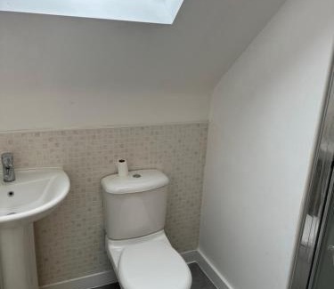 Darwin House | Spacious 3 bedroom house minutes from Biggin Hill Airport
