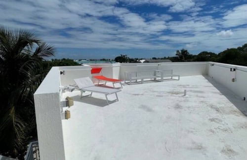 Twin Lakes House | Spacious 3 bedroom house with AC, WiFi in serene Key Largo