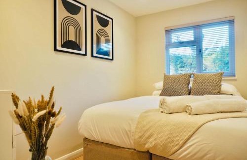 Rushmoor District Apartment | Spacious 3 bedroom Home w Parking in Farnborough