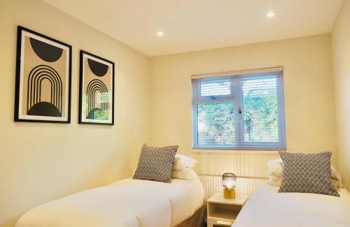 Rushmoor District Apartment | Spacious 3 bedroom Home w Parking in Farnborough