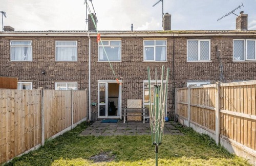 Tilbury House | Spacious 3 Bedroom Home With Wifi, Parking & Garden