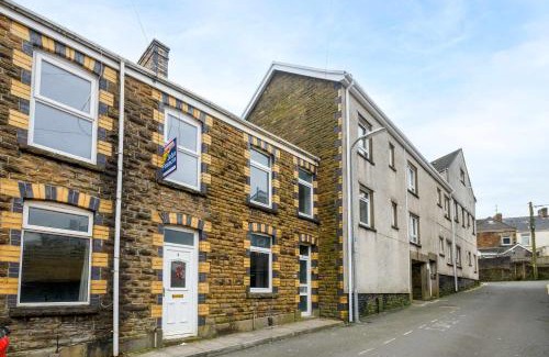 Skewen House | Spacious 3 Bedroom Home in Central Skewen