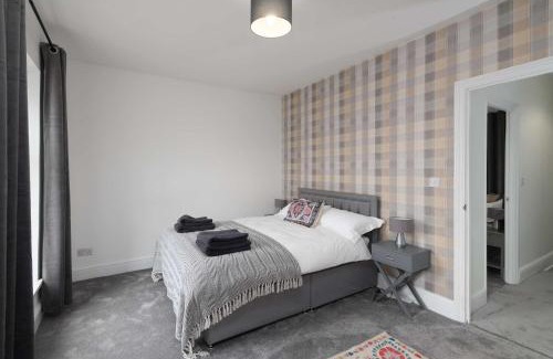 Skewen House | Spacious 3 Bedroom Home in Central Skewen