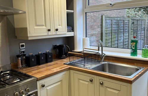 Crawley House | Spacious 3 bedroom House, Close to Gatwick