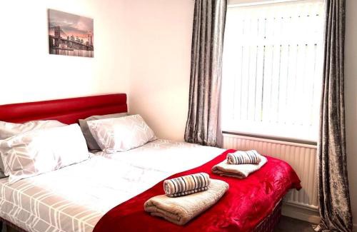 Irlam Apartment | Spacious 3 Bedroom House - Sleeps 5