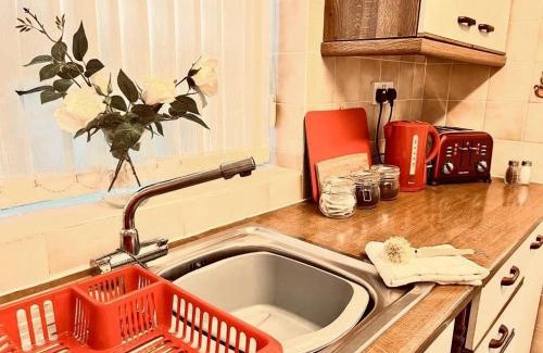 Irlam Apartment | Spacious 3 Bedroom House - Sleeps 5
