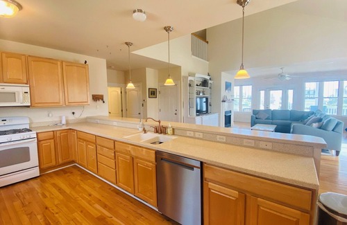 The Black Cat House | Spacious 3-bedroom house in Beaufort with Great Porch