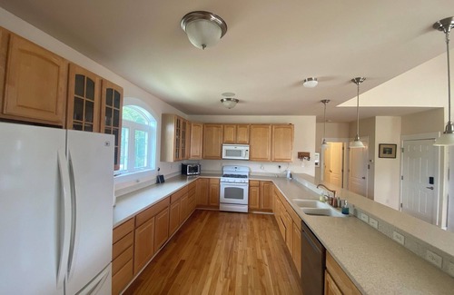 The Black Cat House | Spacious 3-bedroom house in Beaufort with Great Porch