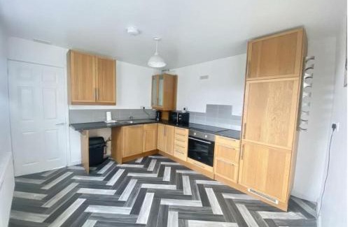 Bon-y-maen House | Spacious 3 bedroom house - Off-road parking - Pet Friendly - Close to City Centre