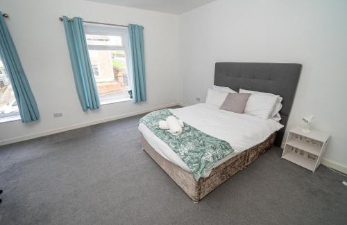 Bon-y-maen House | Spacious 3 bedroom house - Off-road parking - Pet Friendly - Close to City Centre
