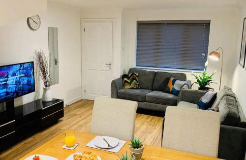 Taunton House | Spacious 3 Bedroom House with Parking in Taunton