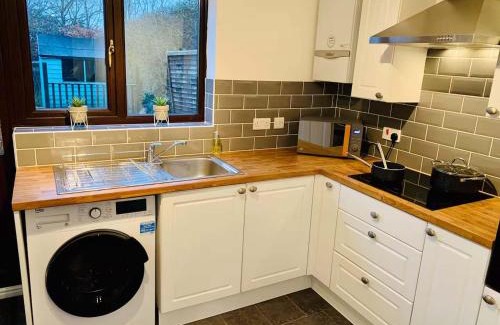 Taunton House | Spacious 3 Bedroom House with Parking in Taunton