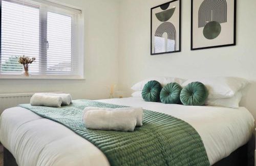 Taunton House | Spacious 3 Bedroom House with Parking in Taunton