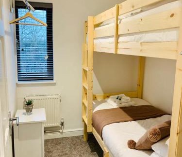 Taunton House | Spacious 3 Bedroom House with Parking in Taunton