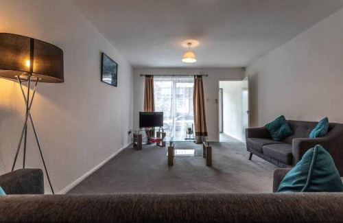 Reading House | Spacious 3 Bedroom House Sleeps 6 People