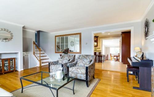 Groveton House | Spacious 3-Bedroom Modern Home Near Old Town Alexandria