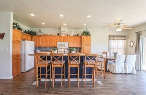 Needles House | Spacious 3-bedroom plus bonus room house in Needles, CA on the golf course
