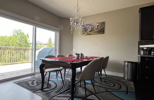 Ellerslie House | Spacious 3 Bedroom Retreat near Edmonton Airport, South Common Mall & More
