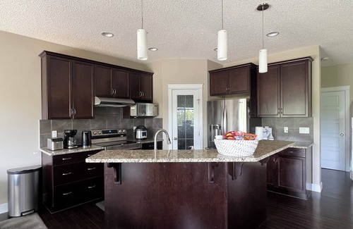 Ellerslie House | Spacious 3 Bedroom Retreat near Edmonton Airport, South Common Mall & More