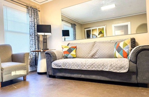 Dayton House | Spacious 3 Bedroom, Sleeps 12 w/7 Beds + Parking