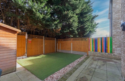 High Barnet House | Spacious 3 Bedroom Terraced House, Great Transport Links and Amenities Close by