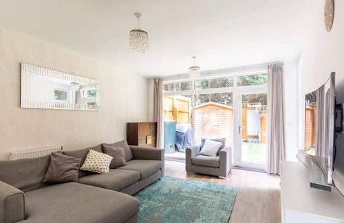High Barnet House | Spacious 3 Bedroom Terraced House, Great Transport Links and Amenities Close by