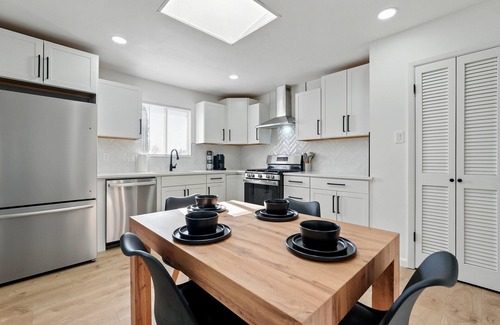 Academy Place House | Spacious 3-bedroom house with card table, backyard and Wifi in NE Albuquerque