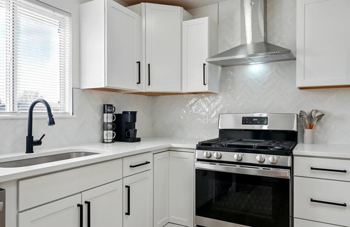 Academy Place House | Spacious 3-bedroom house with card table, backyard and Wifi in NE Albuquerque