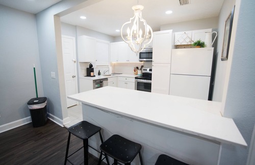 Lakeshore South House | Spacious 3 Bedroom Home w/Screened In Outdoor Patio