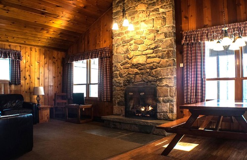 Reeders Cabin | Spacious 3 Bedroom Lake View Cabin with stunning cedar interior