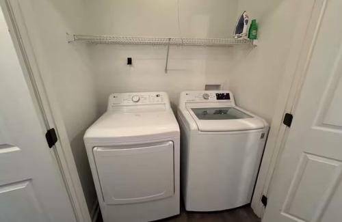 Auburn Apartment | Spacious 3-bedroom with 3 free parking in Auburn