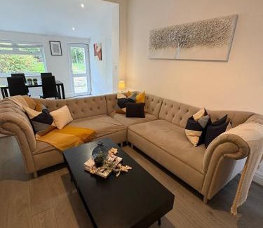 St Helens House | Spacious 3 beds Bungalow in St Helens, Free Parking, 1min to Carr Mill Dam