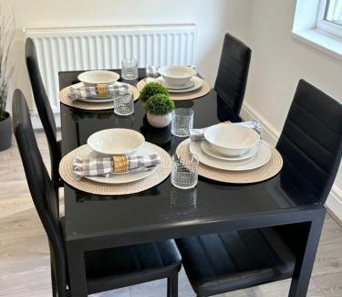 St Helens House | Spacious 3 beds Bungalow in St Helens, Free Parking, 1min to Carr Mill Dam