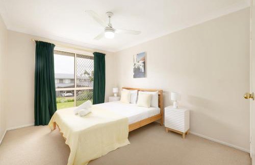 Calamvale House | Spacious 3-BR Haven Prime Location Shopping Centre