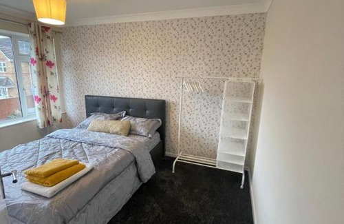 Wolverhampton House | Spacious 3-BR house perfect for Weekend getaway