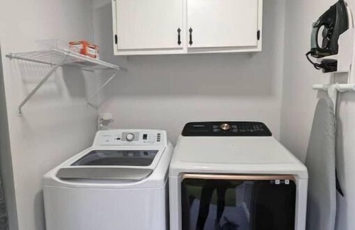 Paw Creek House | Spacious 3 BR near Airport