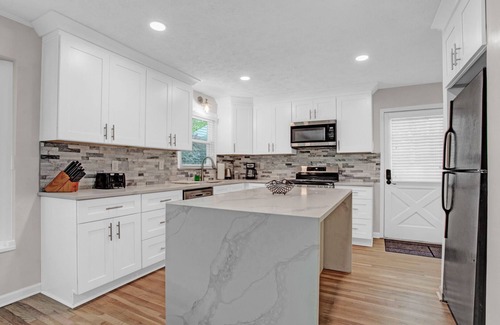 Lilburn House | Spacious 3-level dream entertainment with Foosball,Projector,HotTub&SUMMER:Pool