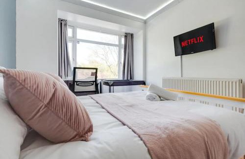 Cheetham Hill Apartment | Spacious 3-Story House - Free Off Street Parking - Heaton Park - Sleeps 9