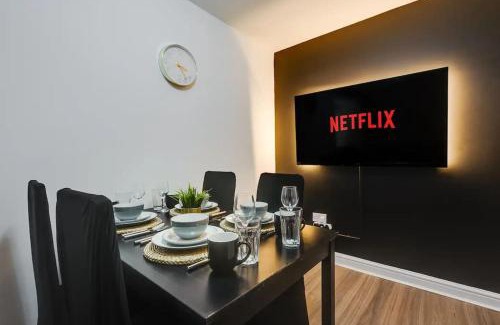 Cheetham Hill Apartment | Spacious 3-Story House - Free Off Street Parking - Heaton Park - Sleeps 9